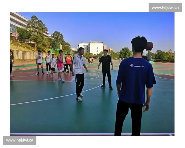 篮球场上的激烈对抗与冲突 球员间的打架事件背后隐含的心理与竞技压力分析